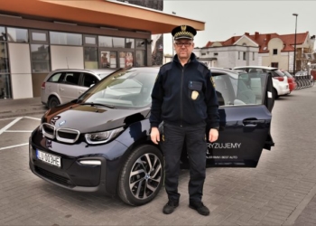 Strażnicy miejscy ze Świdnika i nowy samochód elektryczny marki BMW I3